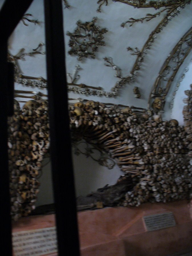 Roma - Santa Maria della Concezione dei Cappuccini - crypt - Side second ossuary's chaptel by jeffwarder