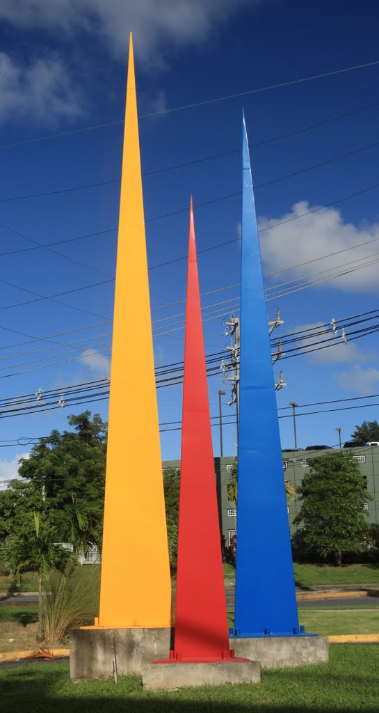 Escultura-San Juan- Cada vez que tomo fotos de esta naturaleza, hago lo humanamente posible por conseguir el nombre de la obra y del autor. Uno espera que en cada lugar haya una rotulación que lo indique. En este caso, no es así, pero no deja de ser interesante. by Ricardo David Jusino