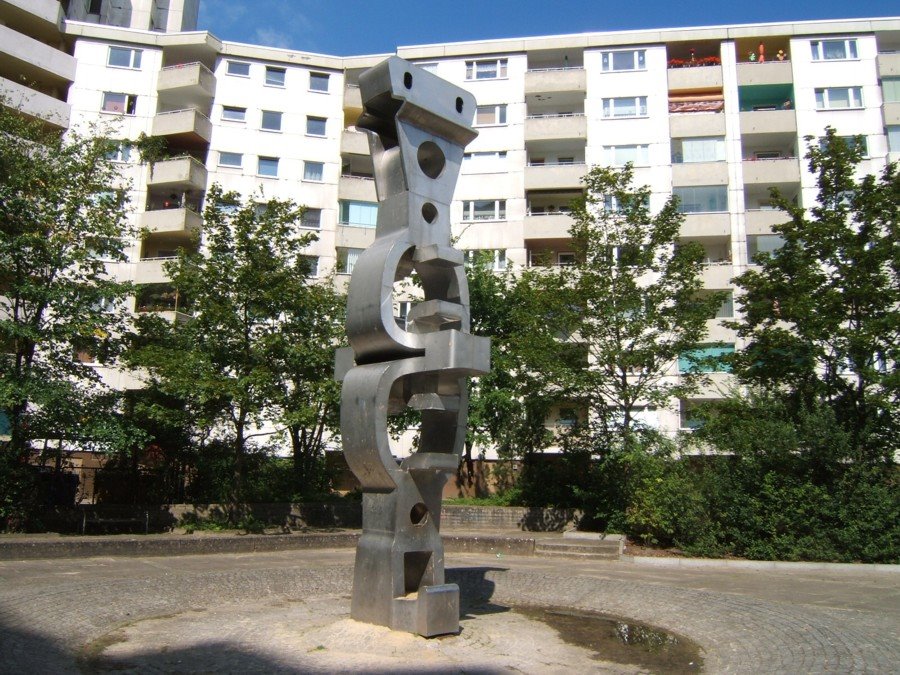 Skulptur auf dem Hof [08/07] by Erik Heller