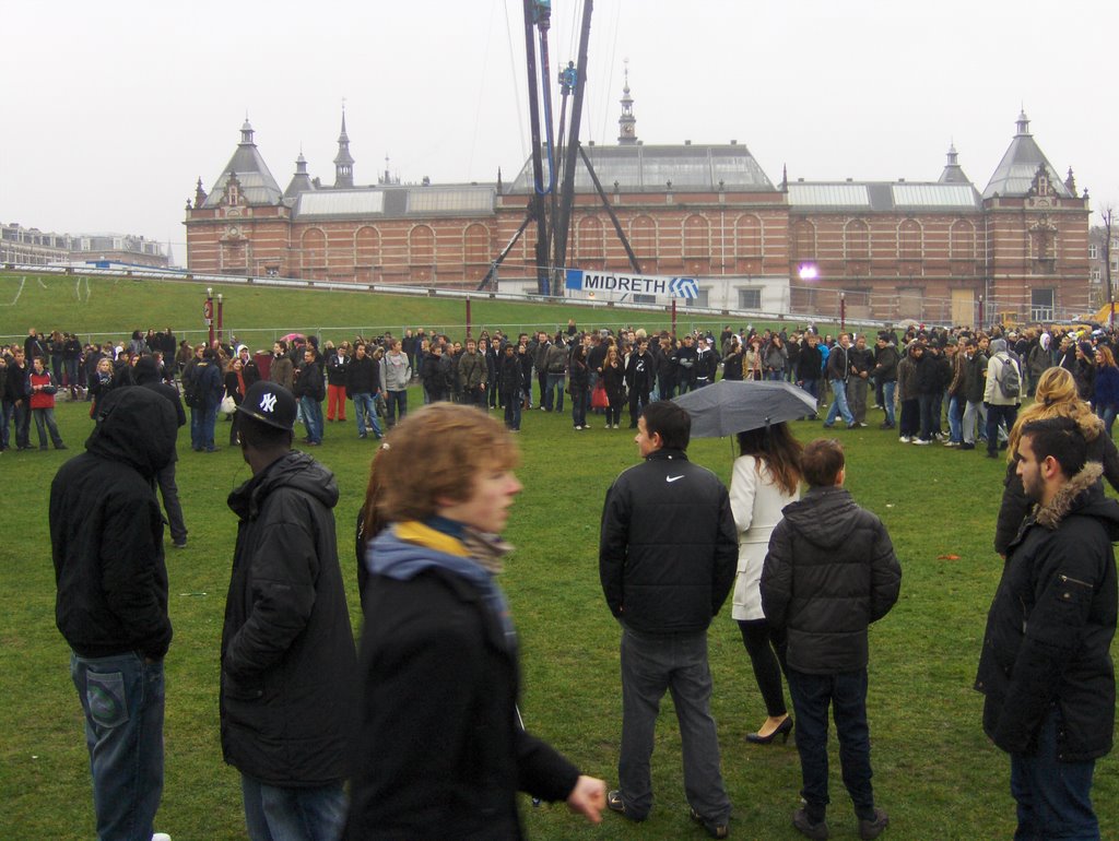 Stakende scholieren maken een cirkel by Guido Musch