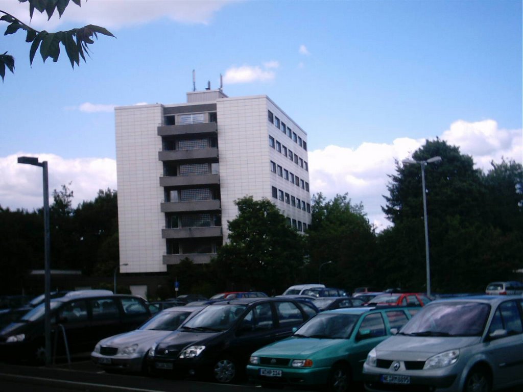 Etienne Krankenhaus Gebäude by Jethro Gibbs