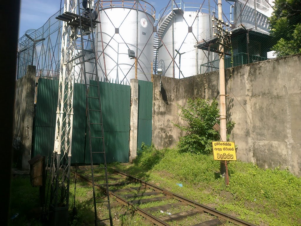 Ceylon Perolium Oil Tank (இலங்கை பெற்றோலியக் கூட்டுத்தாப எண்ணைக் குதம்) by Umapathy