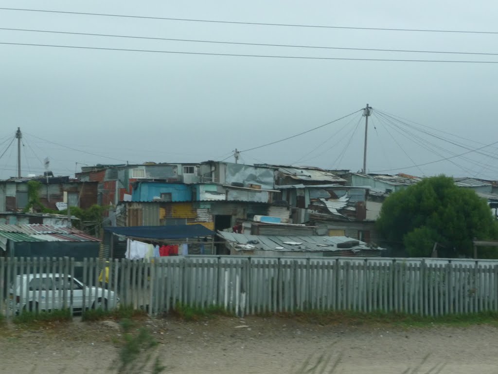 View from highway N2 to Cape Town on Khayelitsha township (South Africa), march 2010 by rdaniel