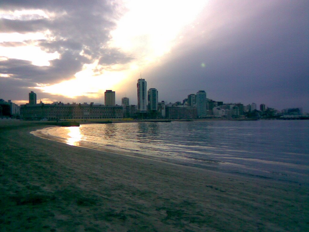 Atardecer en Playas Céntricas by andresol55