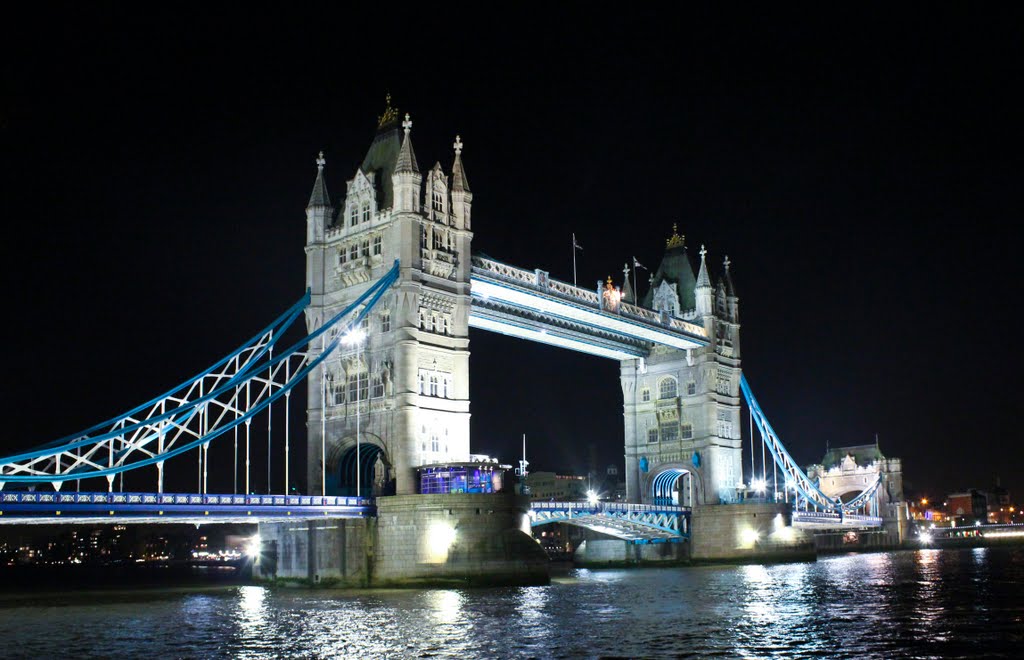 Tower bridge by night by maubricco