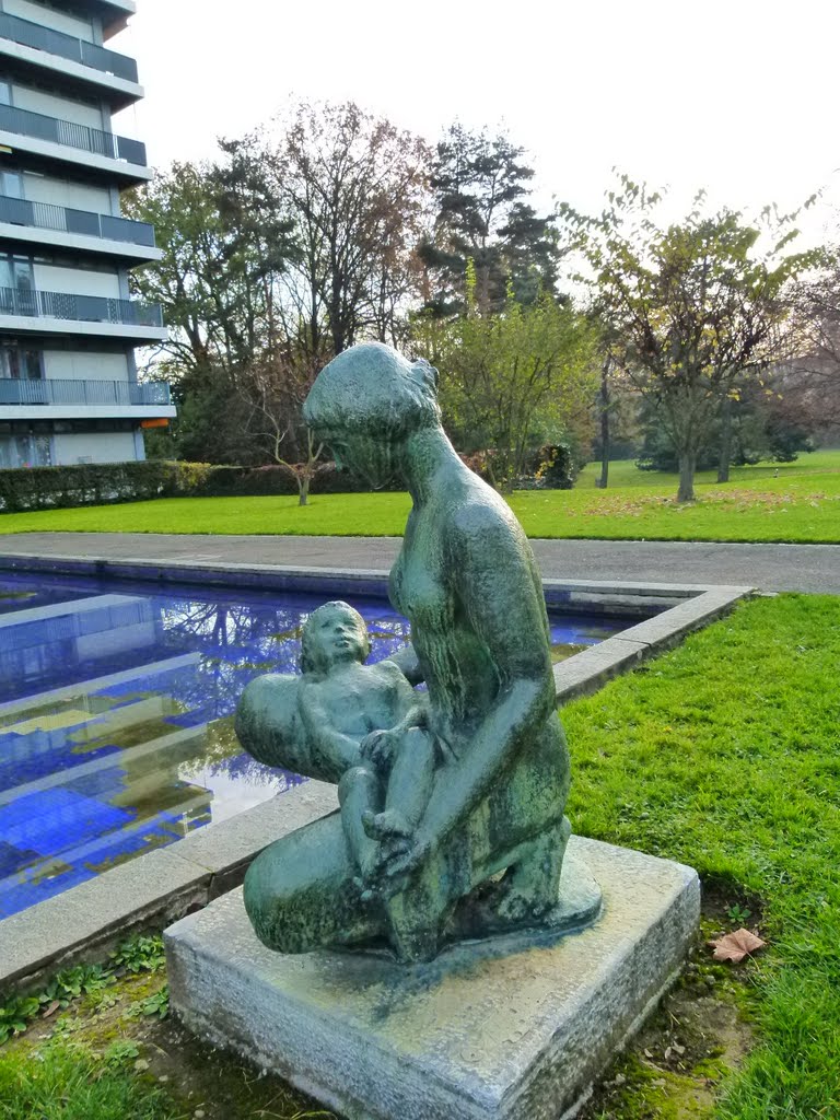 Sculpture sans titre, ni auteur - Bassin du Parc de Budé by Magda GHALI