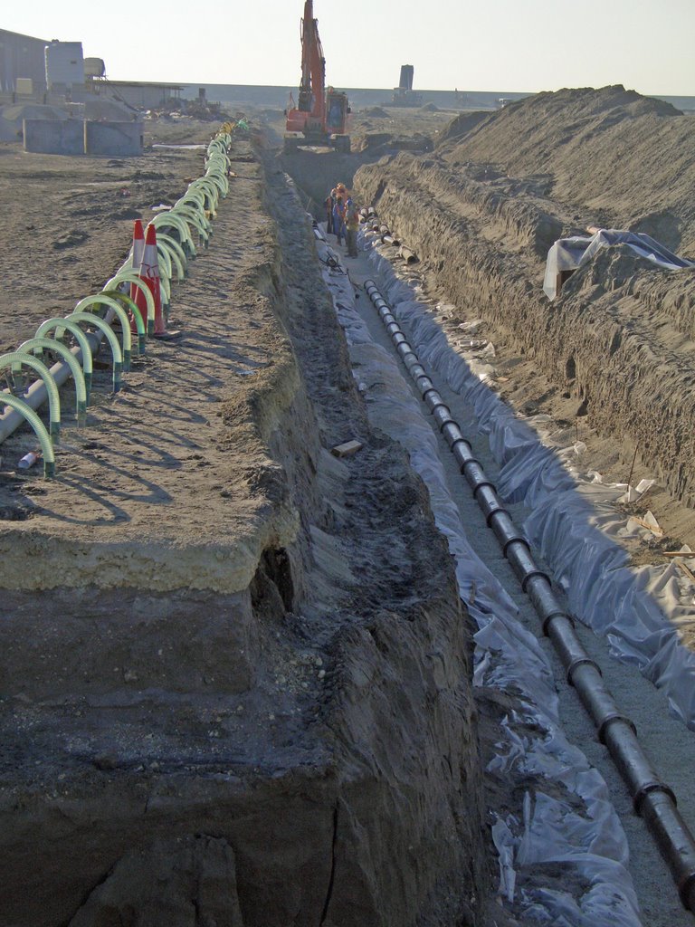 Sewer Pipe being laid Ch1860 offset 400, Hidd Port, 19Nov2007 by hiddport