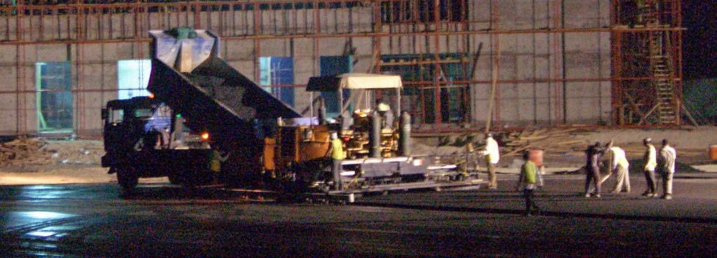 Asphalt BC3 to Lorry Parking Area Laid on Nightshift. .Hidd Port, 21Nov2007 by hiddport