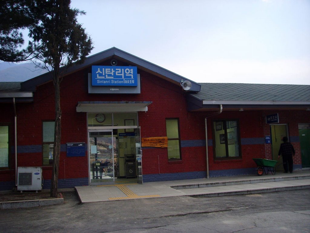 Sintan-ri Station (Gyeongwon Line) by G43