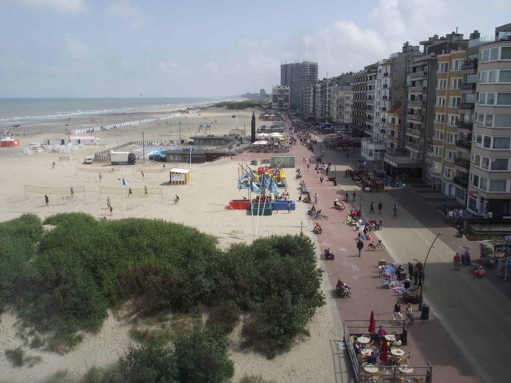 Oostduinkerke-strand by Rintje