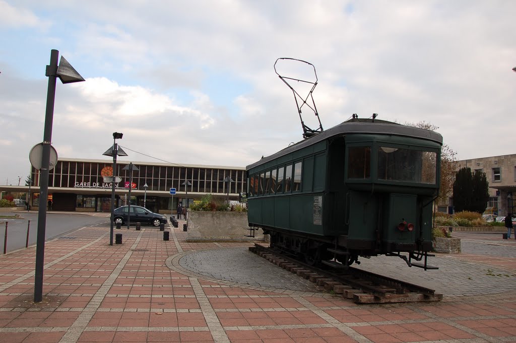 Ancien tramway devant la gare by 唐国武 TANG Guowu