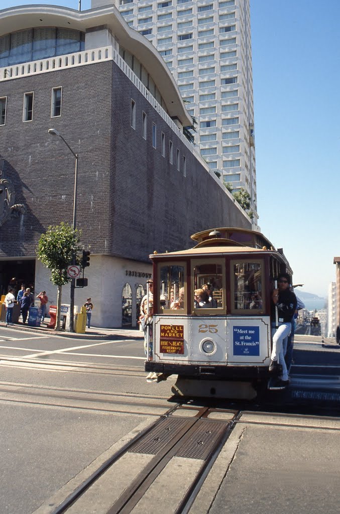 San Francisco - Cable car by alfiodor