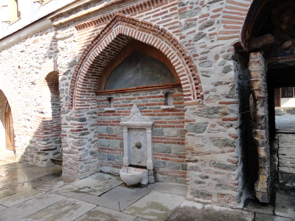 Brunnen mit Tor im Innenhof von Agio Dyonisou by Karl0507