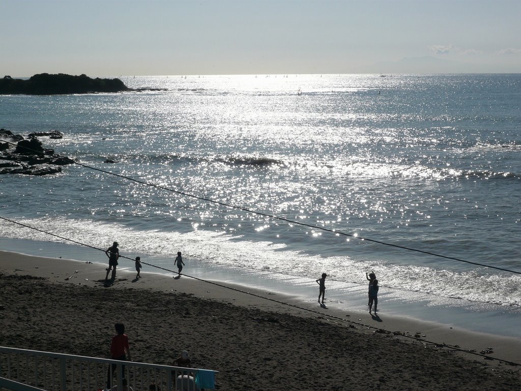 Wavelets at Hayama 葉山 beach by AMANO Jun-ichi