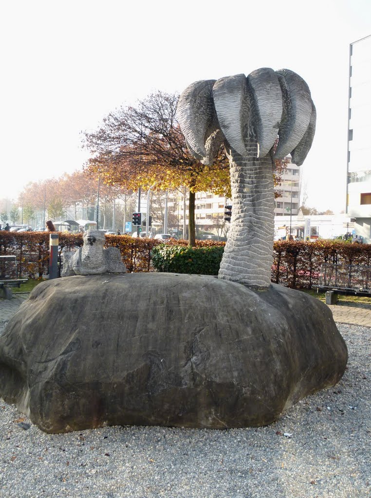 Sculpture dans le square du CS by Magda GHALI