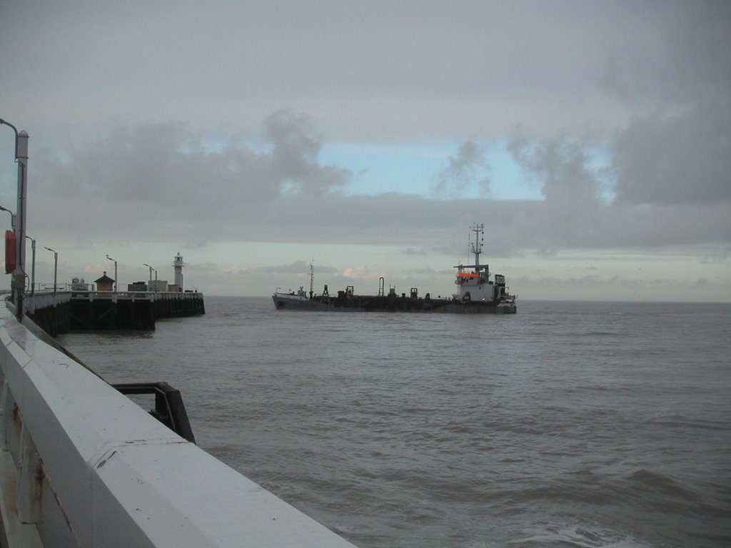 Baggerschip staketsel Blankenberge by Tom Van der Veken