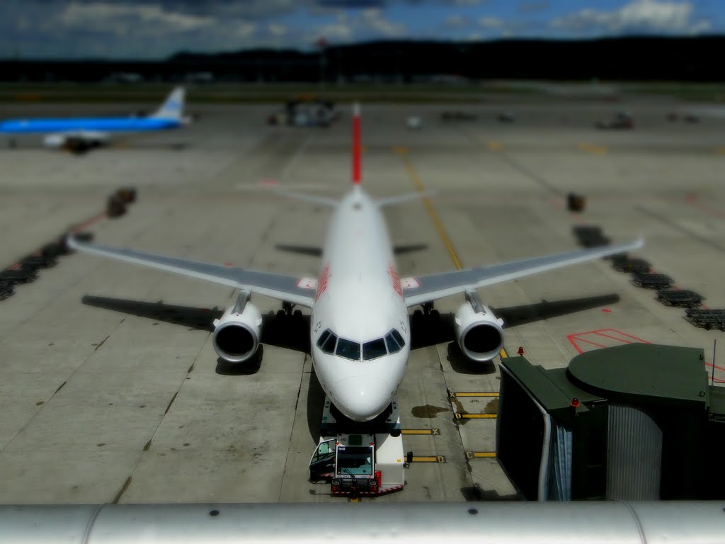 DockA tiltshift 19.6.2011 zrh by schilf