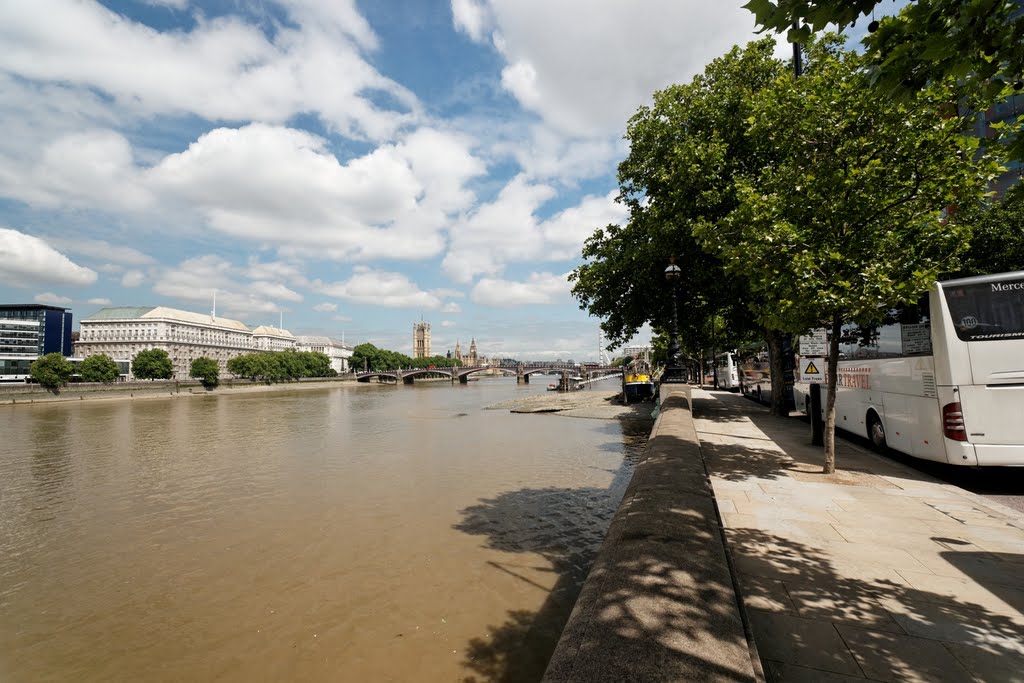 London - Albert Embankment - South Bank - Jubilee Walkway - View North by txllxt