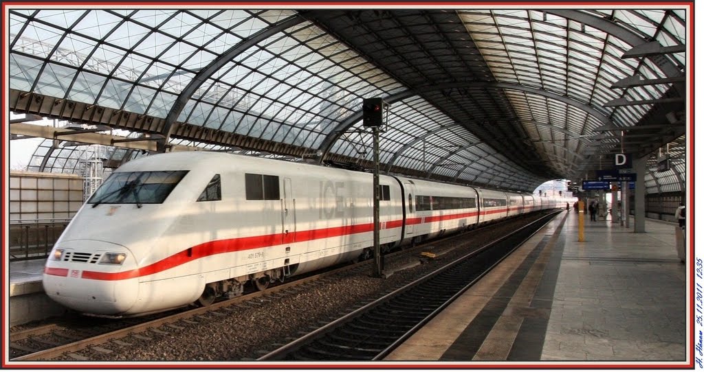 Der Bahnhof in Berlin-Spandau kann sich sehen lassen. Der ICE preschte ohne zu halten durch den Bahnhof. by H. Hönow