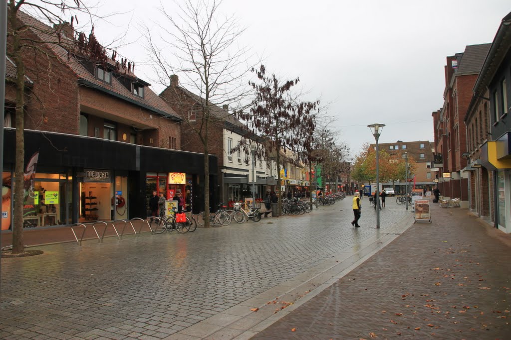 Winkelstraat by S.J.C. Gijsbers