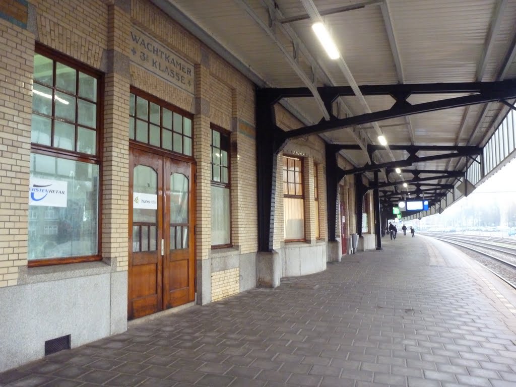 Station Naarden - Bussum , perron , (1917) by Mart61