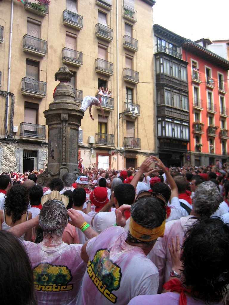 Jumping from Navarreria Fountain - Salto desde la fuente de Navarrería by ciudadano de Pamplon…