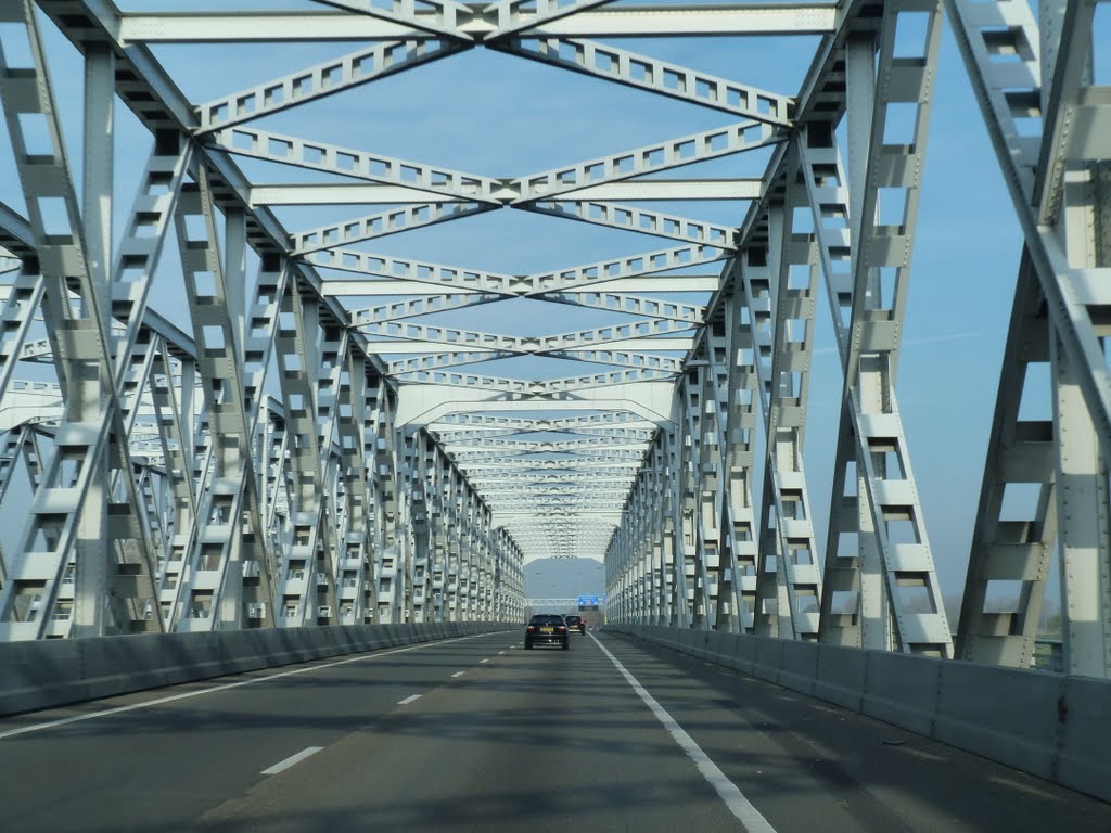 Brug bij Raamsdonksveer. by stevenvanValen+hannekeRolloos