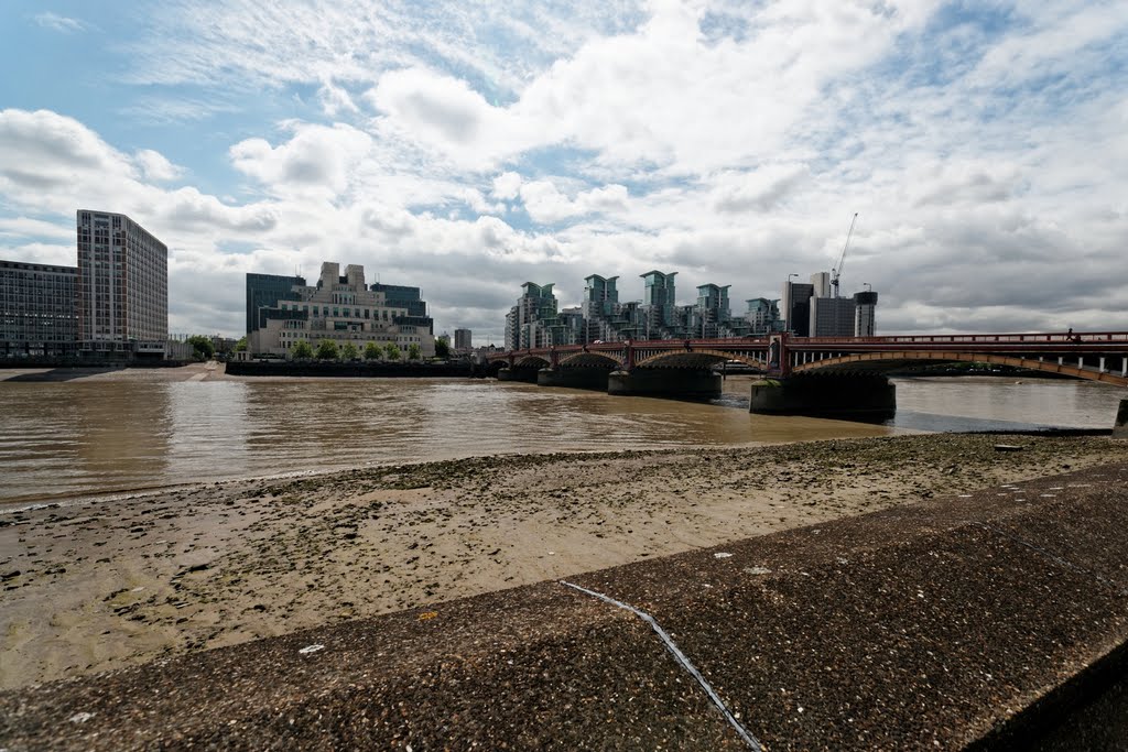 London - Millbank - View SE on SIS (Secret Intelligence Services, MI6) Building 1994 by Terry Farrell, Vauxhall Bridge 1906, St George Wharf 2003 & Vauxhall Tower / The Tower / St George Wharf Tower (185 m, 52 floors) 2014 by Broadway Malyan by txllxt