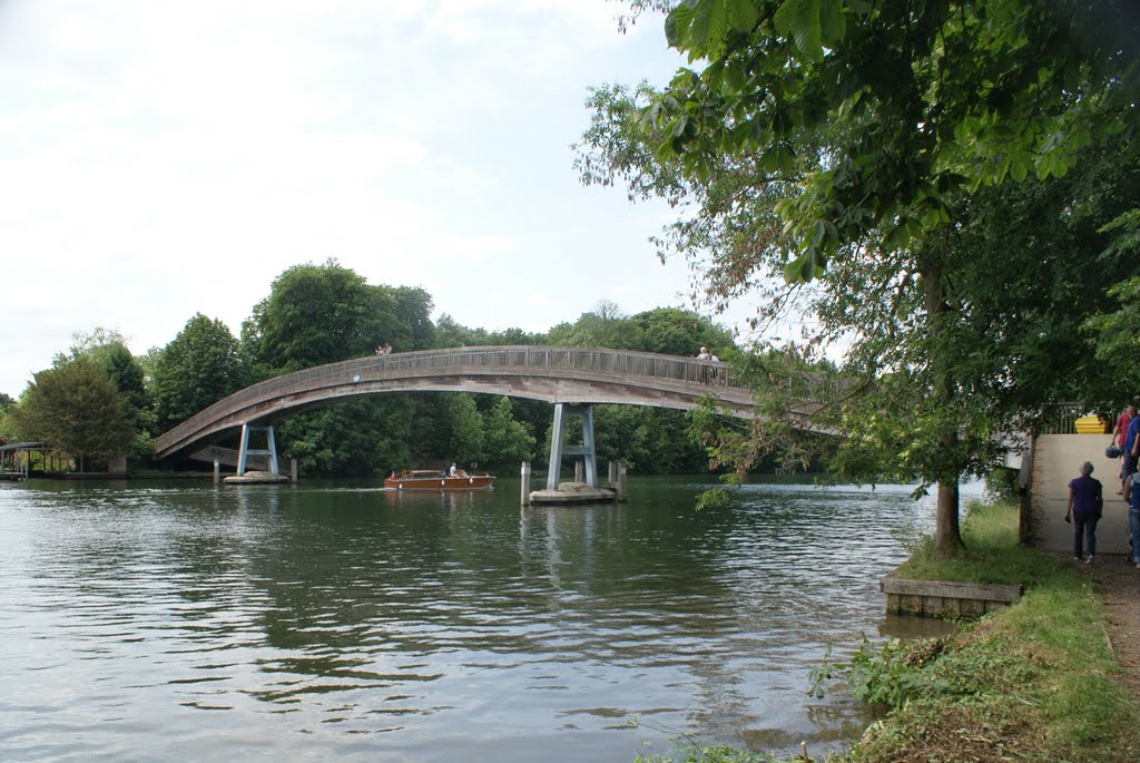 Temple Footbridge over Thames by David Howkins