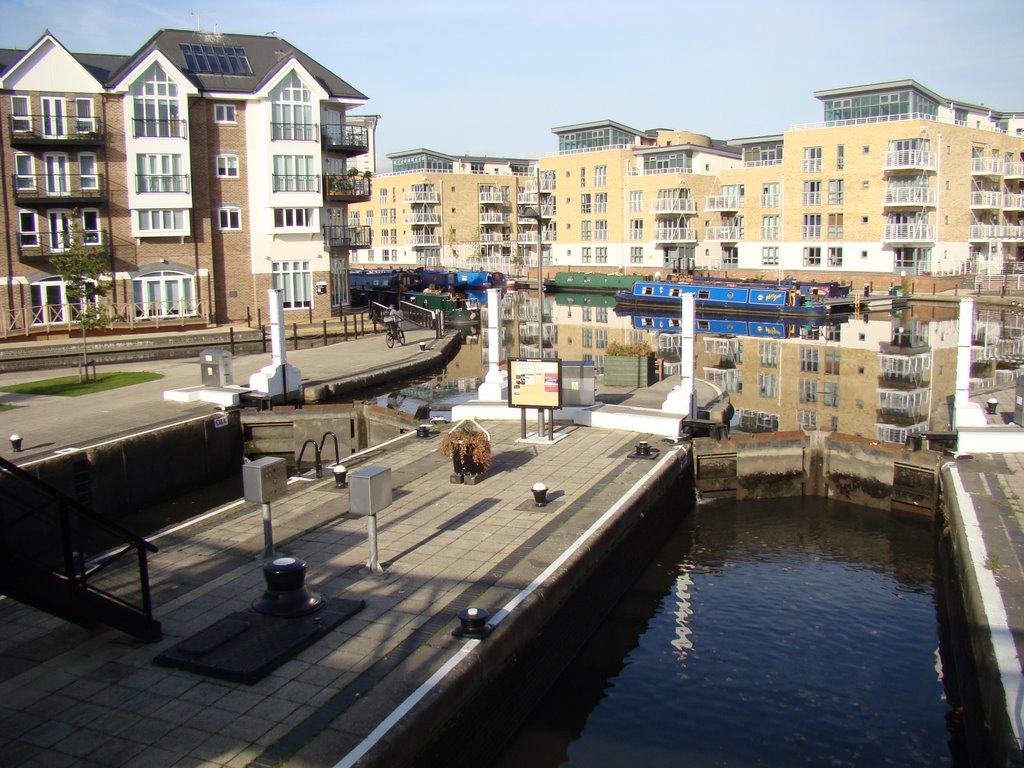 Brentford Lock by MikeWGOODWIN