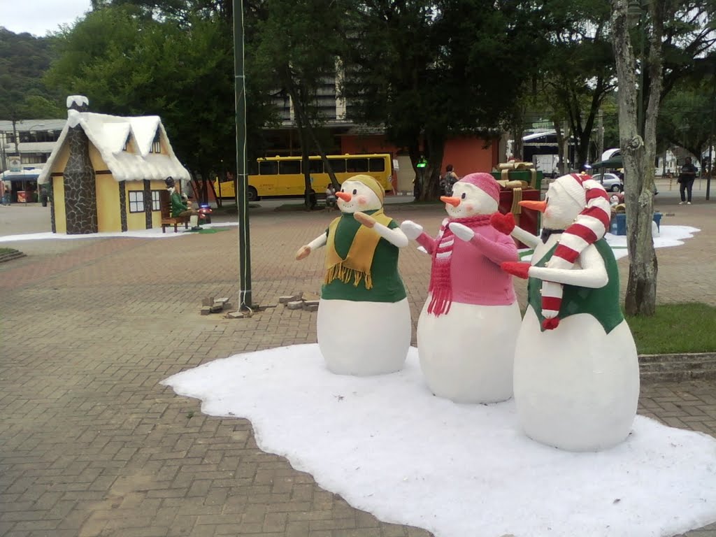 Bonecos de Neve na Praça by Alexandre Barros#