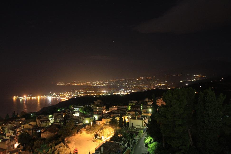 Taormina bei Nacht in Richtung Etna by Mark Martin 2