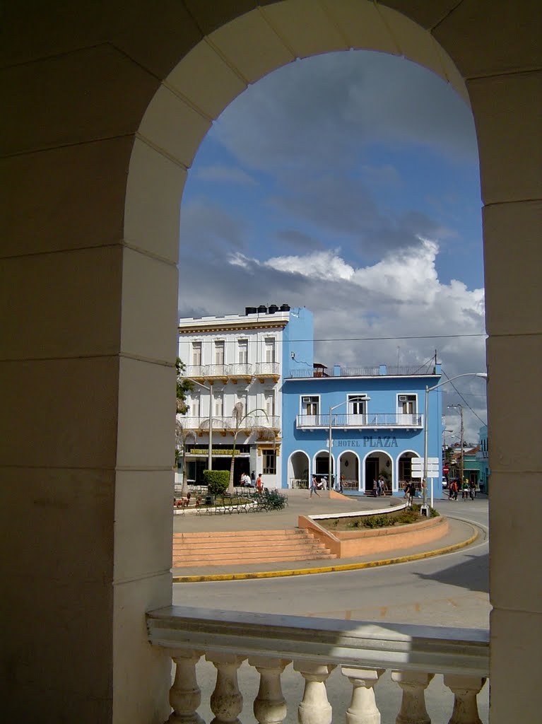 Hotel Plaza visto desde la Antigua Sociedad Artistico Cultural El Progreso, actual Biblioteca Provincial Ruben Martinez Villena en Sancti Spiritus. by JOSE GARCIA CABEZAS