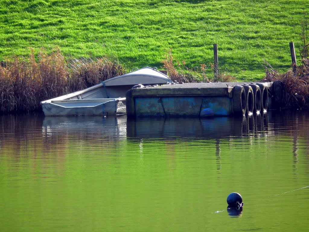 Boat at Porth Reservoir by Andrew(ollie)Johnson