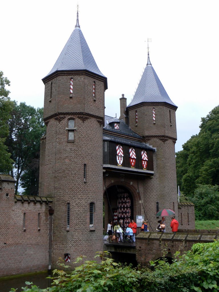 Gate of castle 'Slot Haarzuilens' by maartmeester