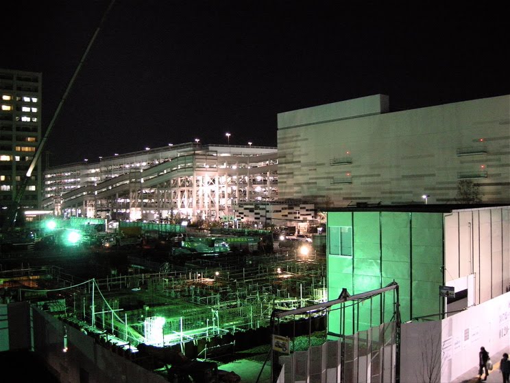 辻堂駅西口から、テラスモール湘南を望む。 (Overlooking the recently opened shopping mall.) by yossy