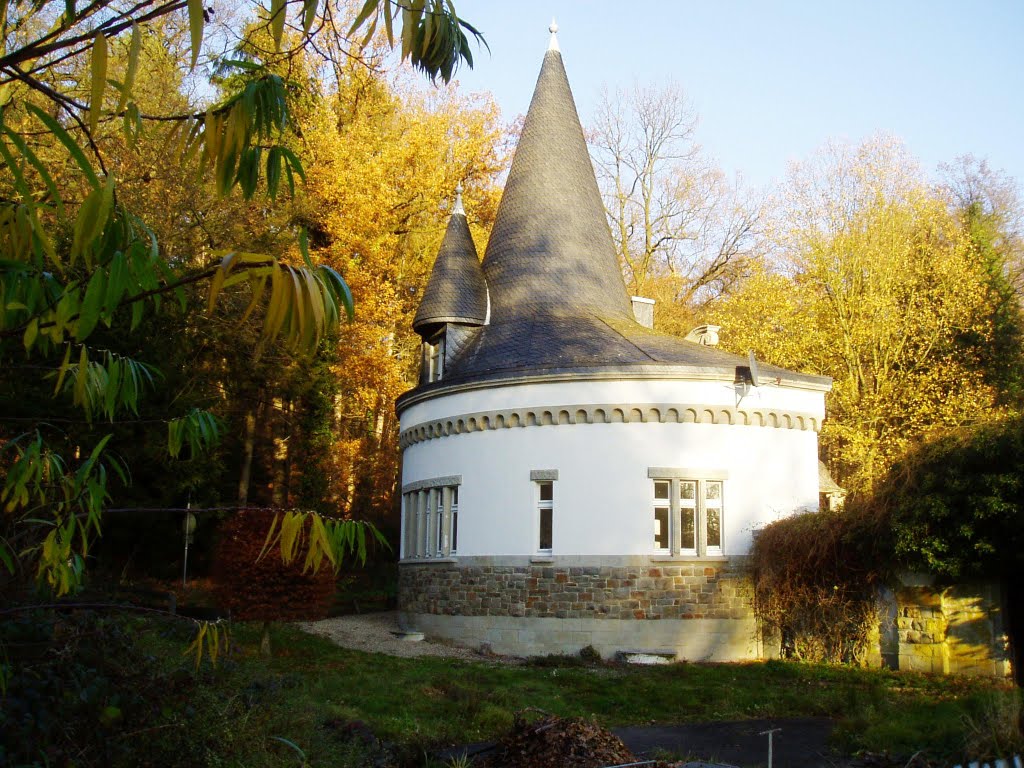 Das Pförtnerhaus zur ehemaligen Villa Raky (Nov. 2011) by Heinz Gansweidt