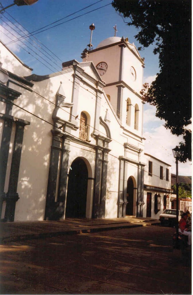 Iglesia Parroquia de San Mateo by Franco Rodriguez