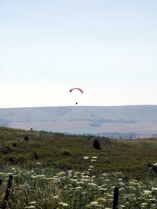 2005.07.17 - looking south at paraglider over Mount Caburn, East Sussex by Alwyn Rh Joyce