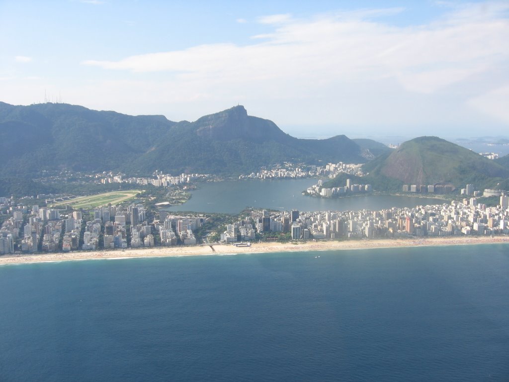 Praias do Leblon e Ipanema c/ Lagoa Rodrigo de Freitas e Corcovado ao fundo - Vista Aérea - 26/02/2006 by Markely Leal