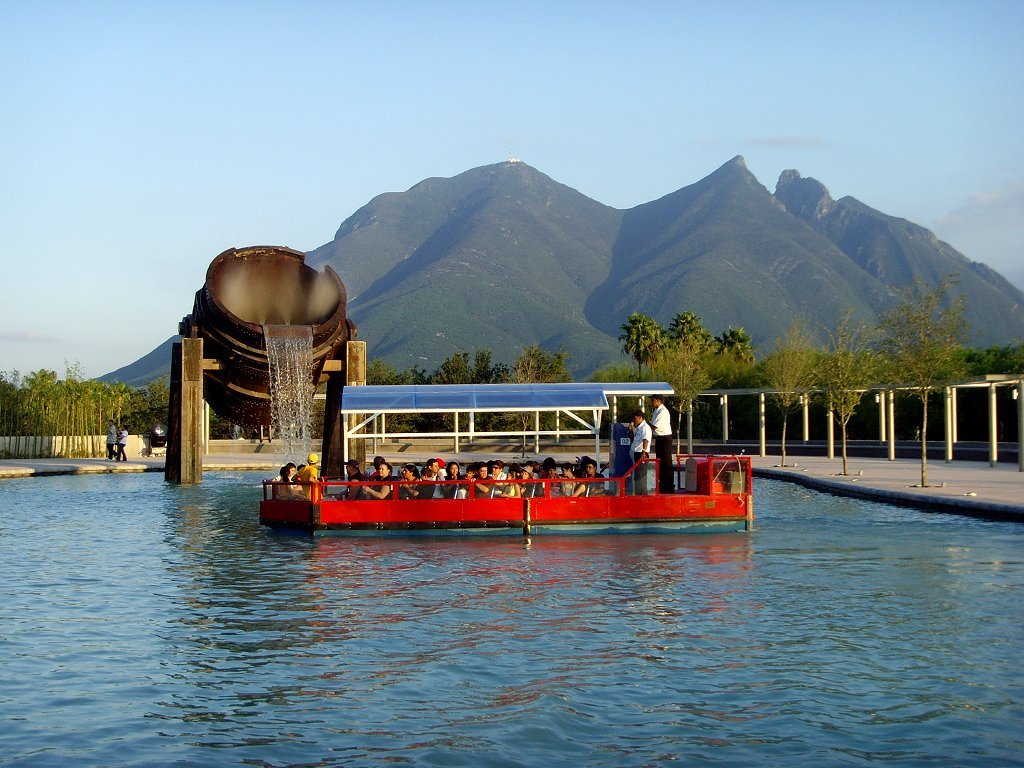 Lancha y Cerro de la Silla en el inicio del Paseo Santa Lucía by Fermin Tellez