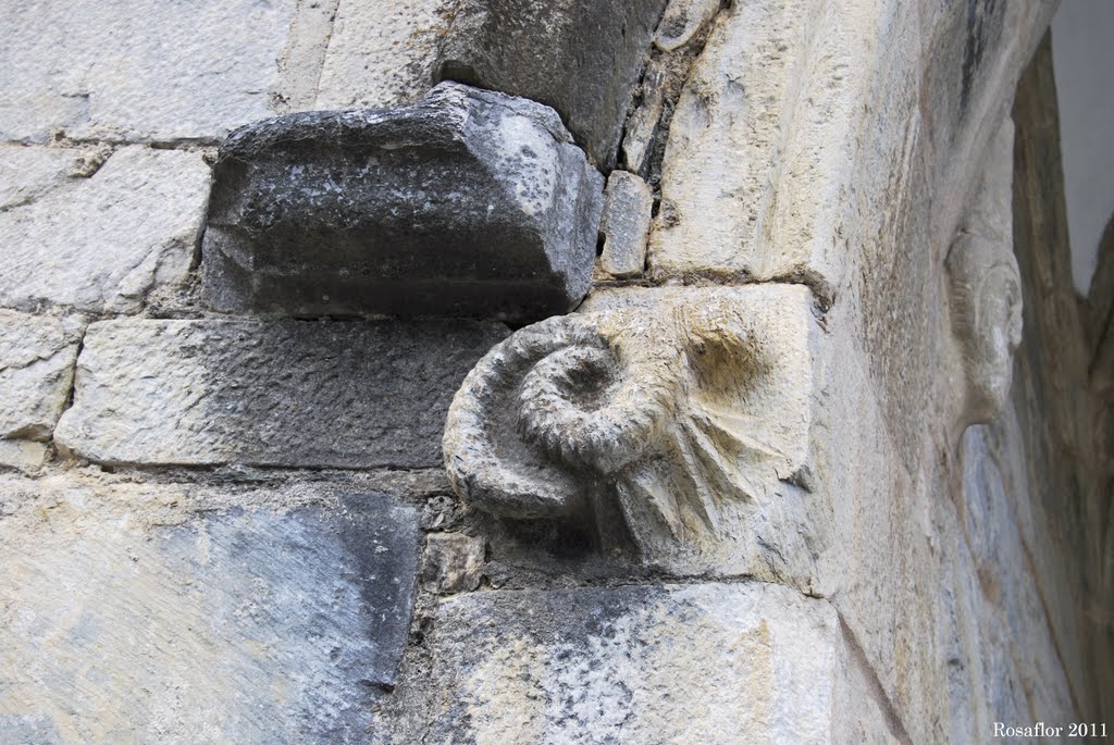 Gausac: Iglesia de San Martin de Tours, decoración de la portada by Rosaflor