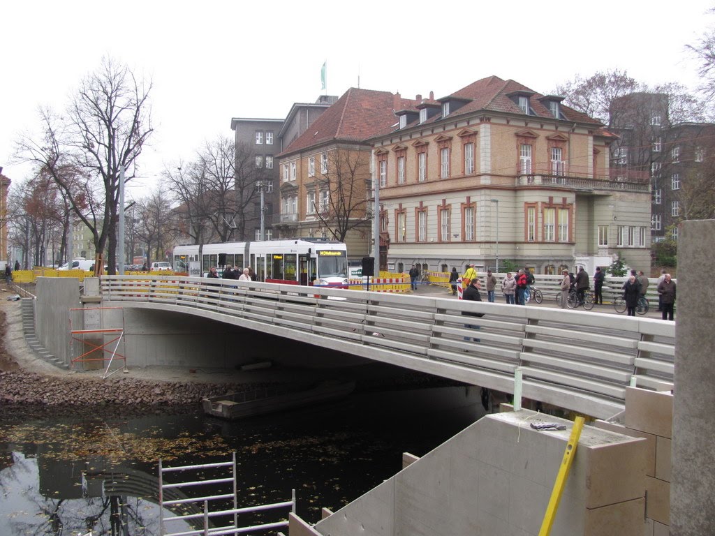 Neue Fallersleber-Tor-Brücke vor der Freigabe by Chris1970