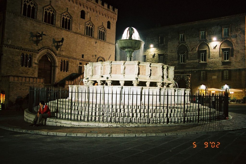 Perugia_fontana di notte by Adam Wlodarczyk