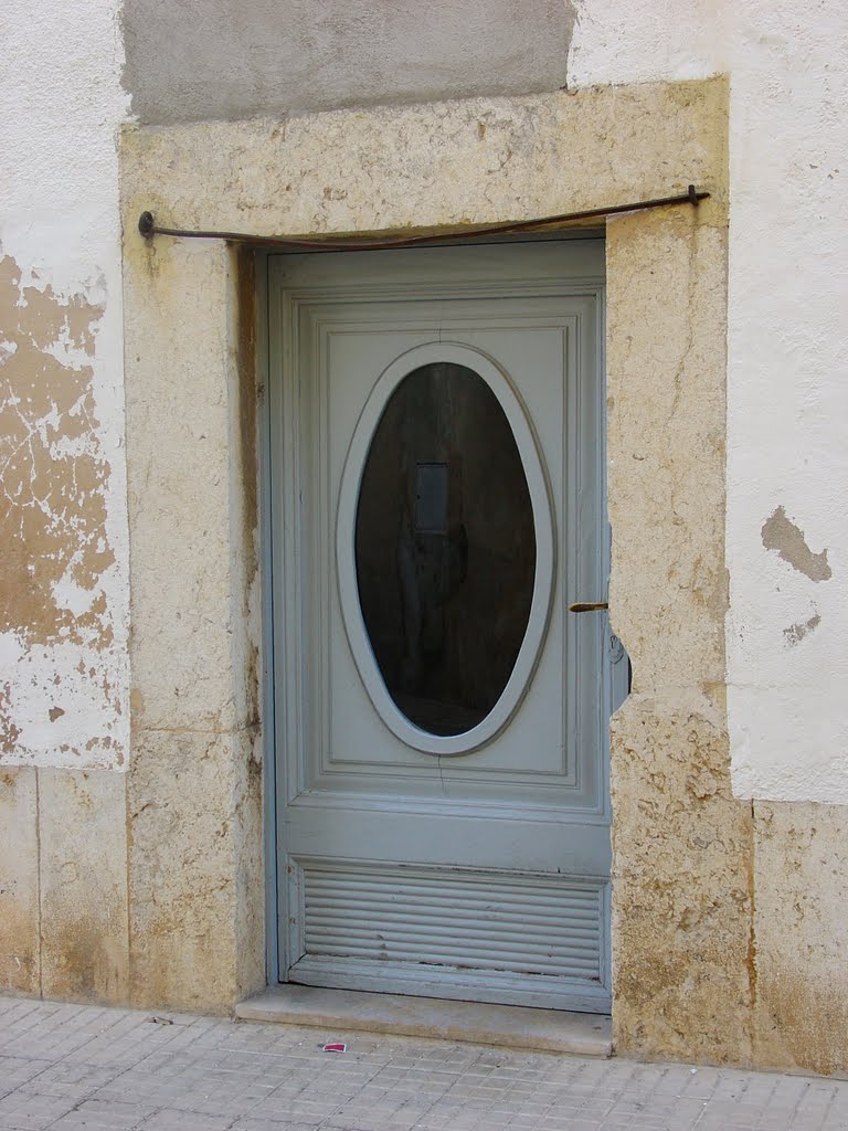 Porta amb passador per cortina i amb molts anys a l'esquena by frederic baiges