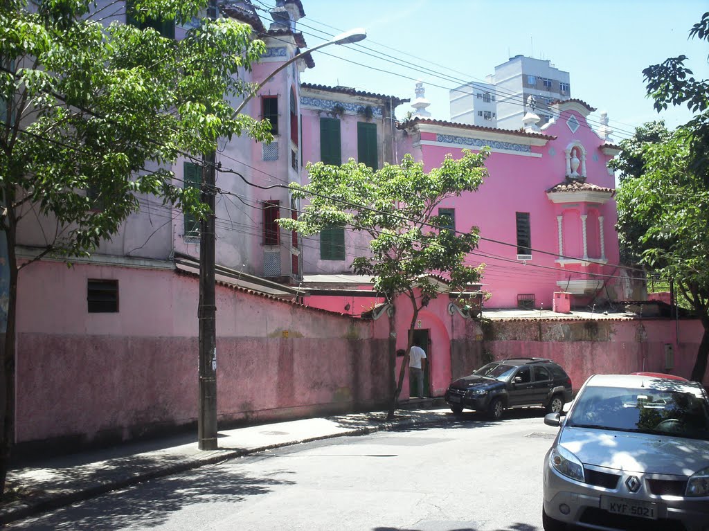 "Pink House", a former luxury brothel, later cultural center, now closed - Casa Rosa, antigo prostíbulo de luxo, depois centro cultural, agora fechado by Ivo Korytowski