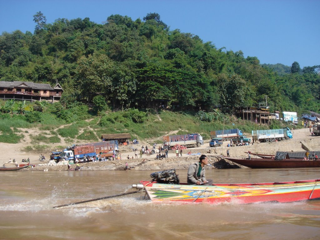 Speedboat passing Pakbeng - Laos by Martin L.