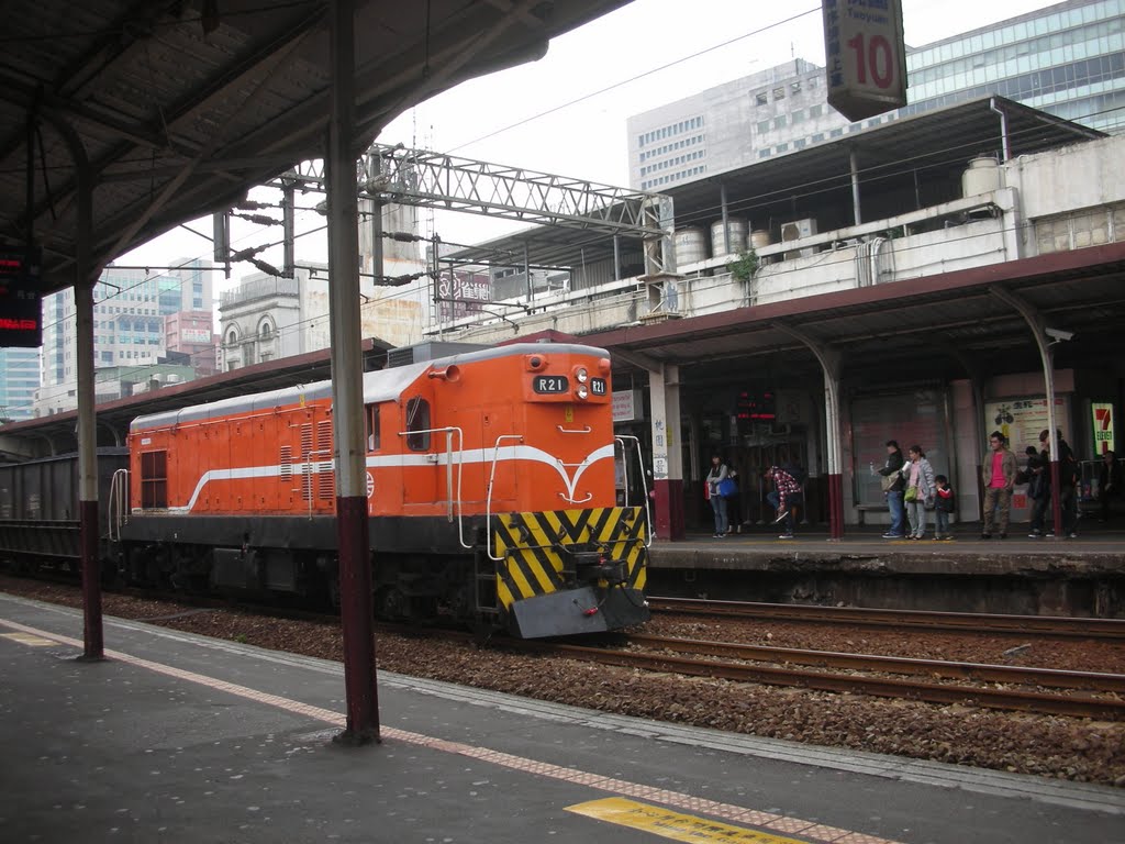 運煤列車通過桃園車站 Taoyuan Station by Foxy Who \(^∀^)/