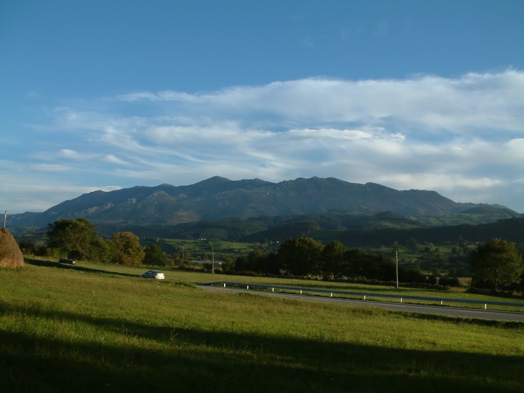 Vistas de la Sierra del Sueve (Colunga) by La Comarca de la Sidra