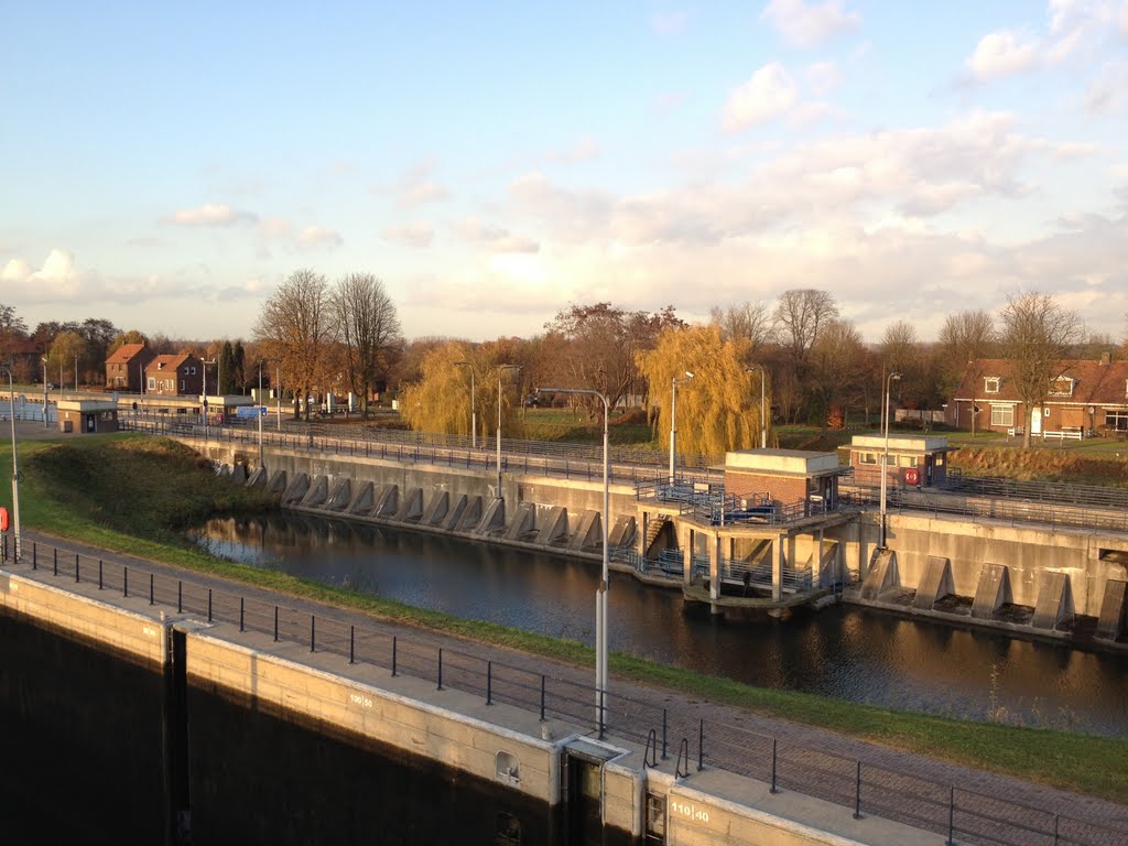 Sluis Panheel, kanaal Wessem Nederweert by www.binnenvaartinbeeld.com